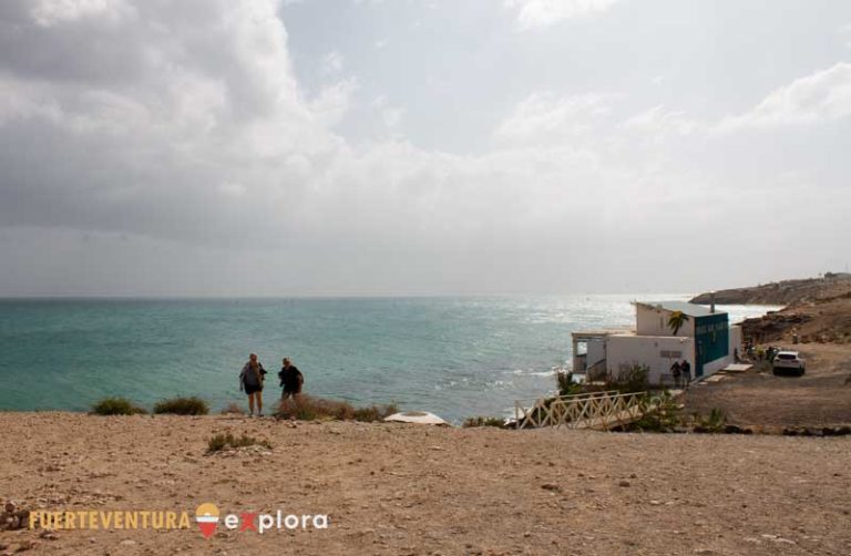 Acantilado con Bar Palmita en Playa Esmeralda hacia el sur