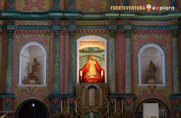 Altar con Virgen de Nuestra Señora de Antigua, San Juan Bautista y San José