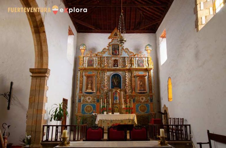 Altare maggiore con pale d'altare nella chiesa di San Miguel Arcángel