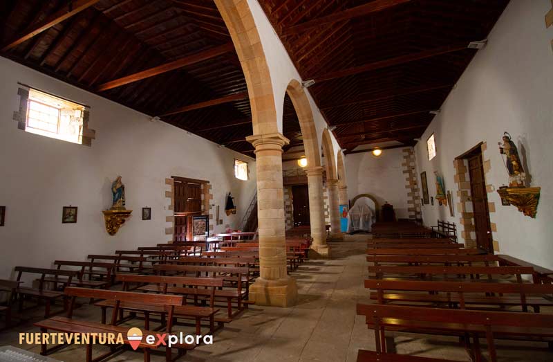 Archi a tutto sesto che dividono le navate della chiesa di San Miguel Arcángel a Tuineje.