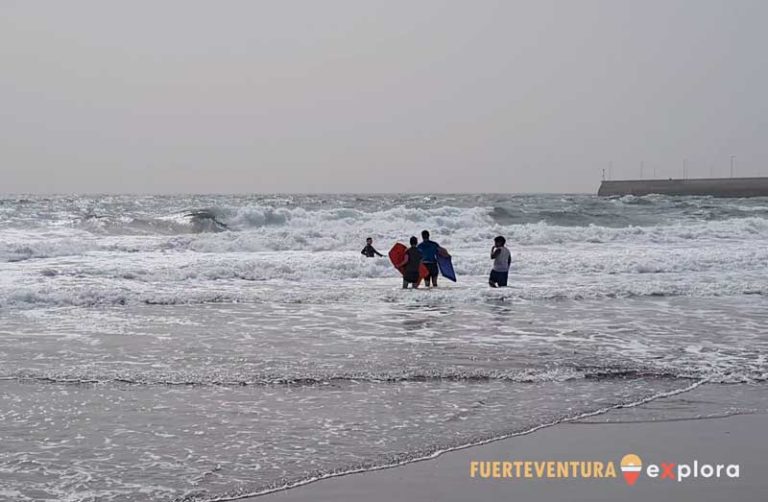 Bambini che fanno bodysurf a Playa de Gran Tarajal