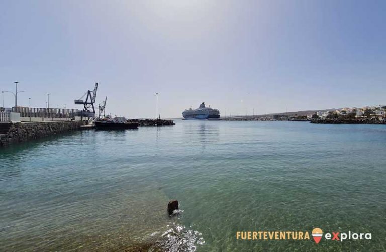 Barche da pesca ormeggiate nella zona di pesca di Puerto del Rosario