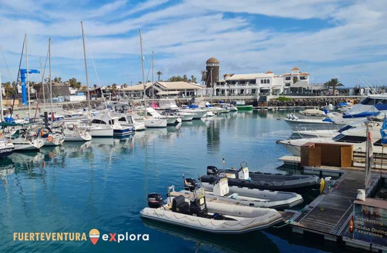 Barcos atracados y locales de ocio en Puerto Deportivo Castillo