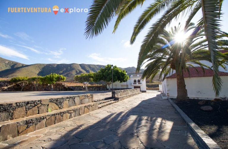 Calle junto a Plaza de Vega de Río Palmas