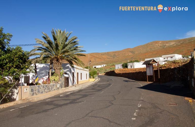 Carretera principal de Vega de Río Palmas