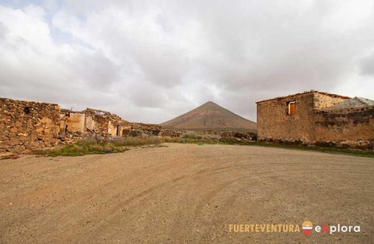 Case tradizionali e Montagna del Fronton presso la Casa delle Coroneles a La Oliva
