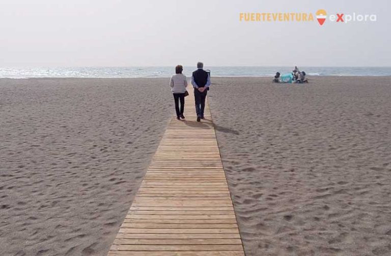 Coppia a passeggio a Playa de Gran Tarajal