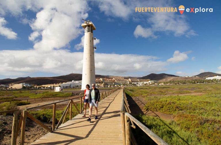 Coppia a passeggio sotto il Faro del Matorral