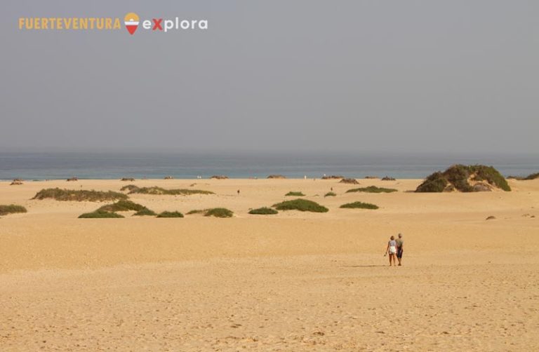 Coppia a passeggio verso la spiaggia di Dune di Corralejo