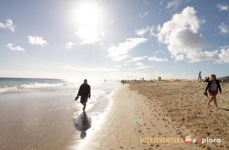 Coppia che passeggia al sole a Playa del Matorral