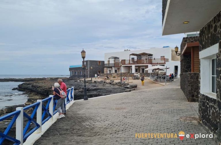 Coppia che si gode la costa di El Cotillo