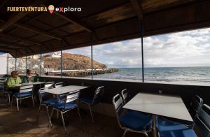 Costa de Tarajalejo desde interior de restaurante