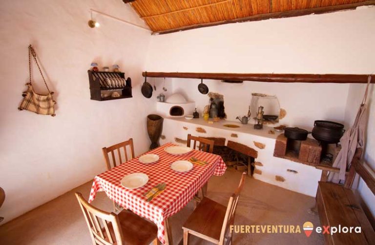 Cucina e sala da pranzo della Casa del Señor Teodosio Ramos nell'Ecomuseo La Alcogida