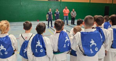 Deportes Antigua equipa con mochilas ligeras a la Escuela Municipal de Karate Hirari