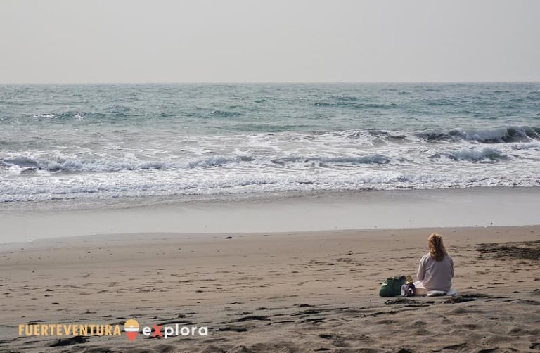 Donna davanti alla Playa de Gran Tarajal