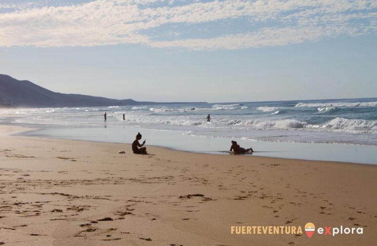 Due ragazze scattano una foto sulla spiaggia di Cofete