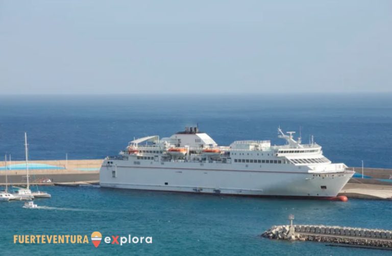 Embarcación que enlaza Gran Canaria con Fuerteventura en Puerto Morro Jable