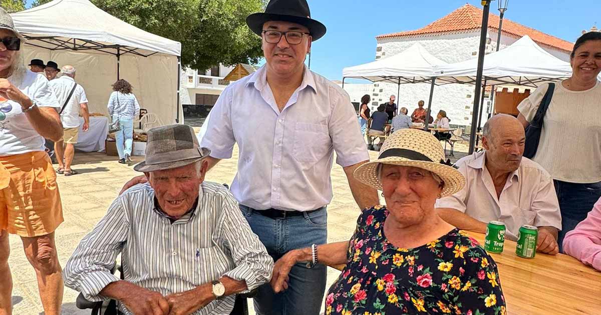 Enrique Cerdeña junto a Manuel Umpiérrez Rodríguez Antoñito con 101 años y Asunción Alonso Padilla de 99 años