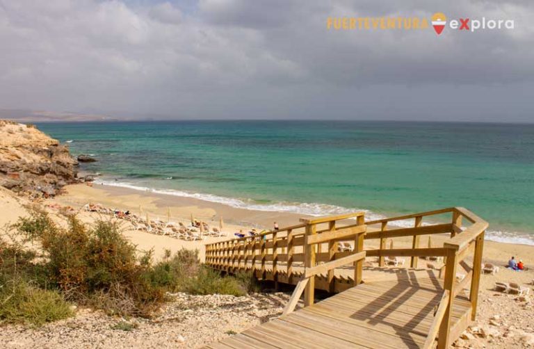 Escaleras de acceso a Playa Esmeralda en Costa Calma