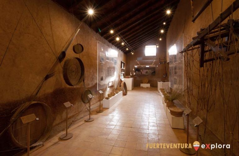 Exposición de objetos en Museo del Grano La Cilla