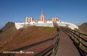 Faro de la Entallada sobre cima de acantilado