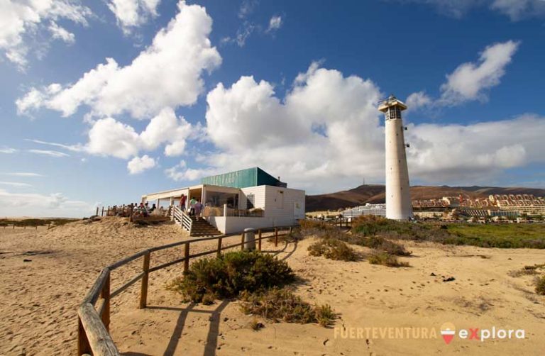 Faro del Matorral accanto al bar sulla spiaggia