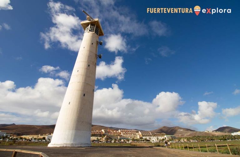 Faro di El Matorral con il turistico Morro Jable sullo sfondo