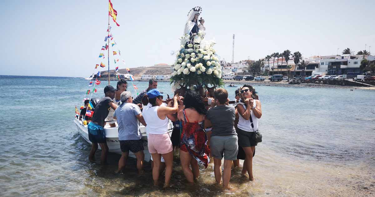 Fuegos y Procesión en las Fiestas de Las Salinas en Honor a Nuestra Señora del Carmen