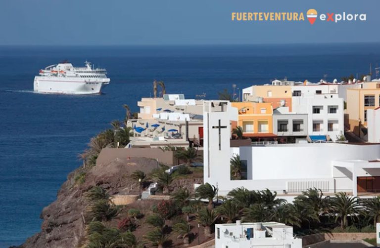 Gran embarcación llegando a Puerto de Morro Jable