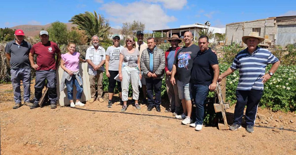Grupo de alumnos en curso de cultivo de papas junto  al alcalde de Antigua