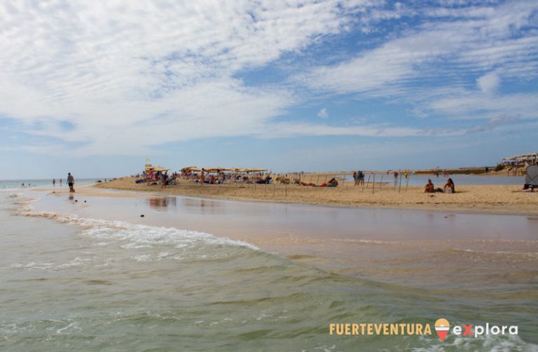 Gruppo di persone tra le lagune di Playa del Matorral