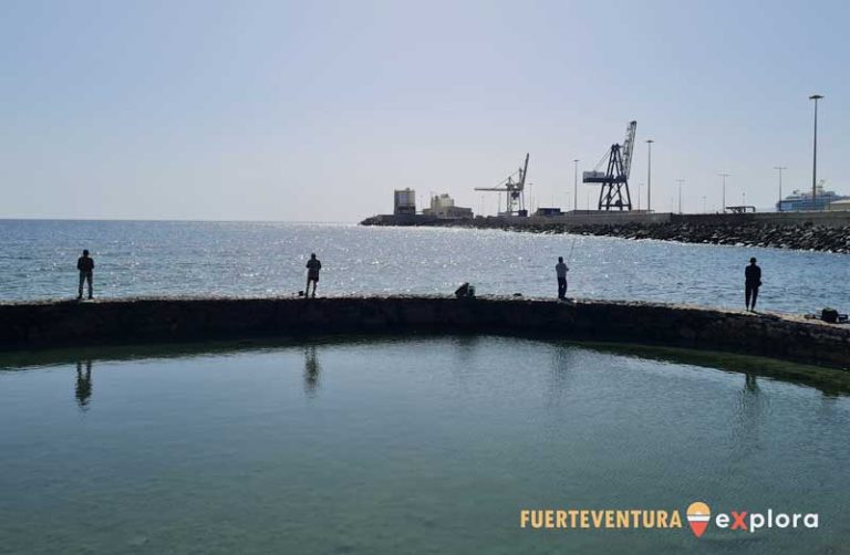 Gruppo di pescatori sulla costa di Puerto del Rosario