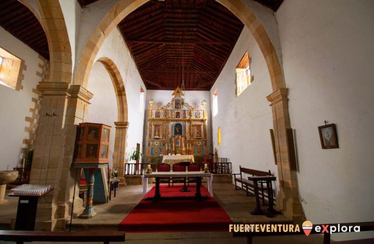 Interior Iglesia San Miguel Arcángel en Tuineje con retablo mayor