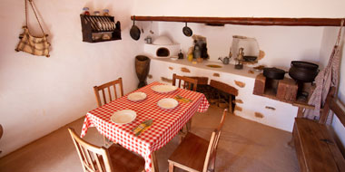 Interior cocina y comedor en Ecomuseo La Alcogida