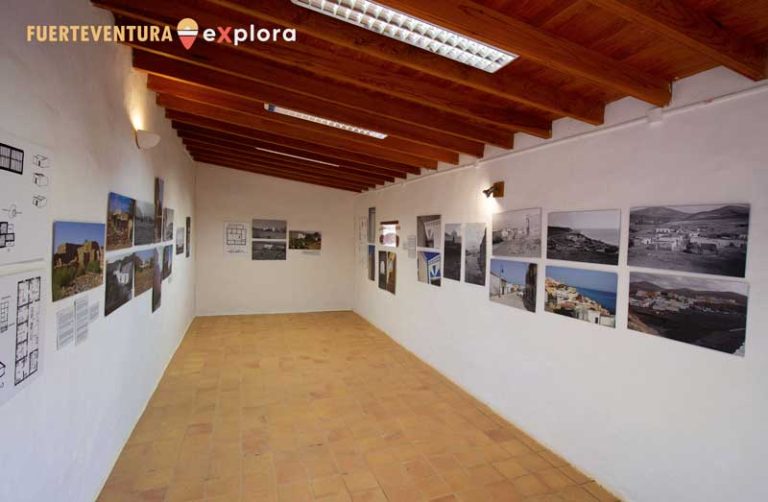 Interni della sala espositiva e di proiezione dell'Ecomuseo La Alcogida