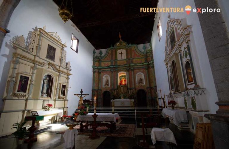 Interno con altare della chiesa di Nostra Signora di Antigua
