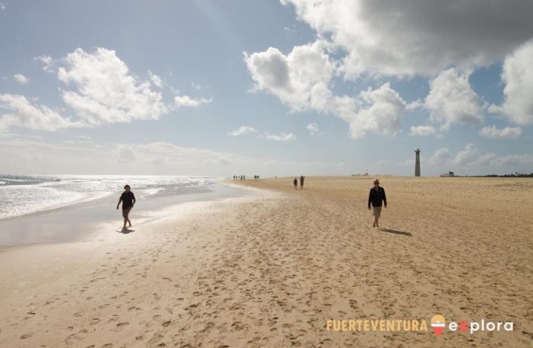 La Playa del Matorral con due turisti che passeggiano