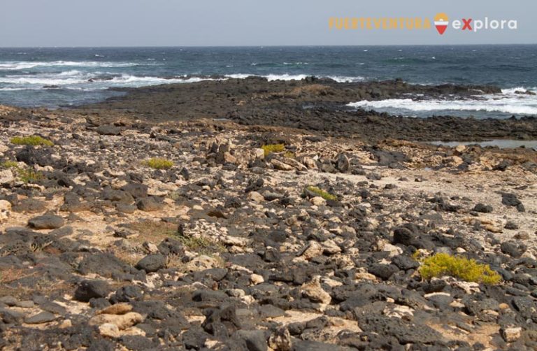 La costa del Faro del Tostón è formata da arenaria e basalto induriti