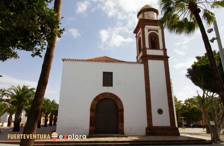 La facciata e la porta d'ingresso della chiesa di Nostra Signora di Antigua