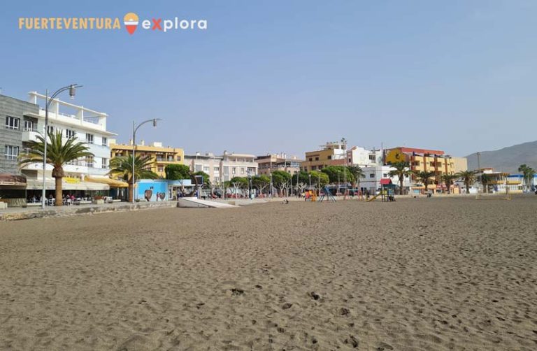 La località di Gran Tarajal dalla spiaggia