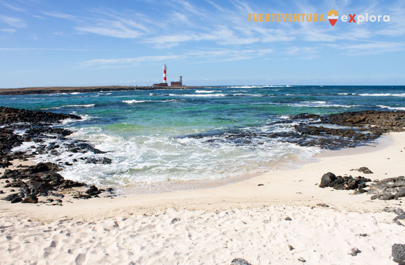 La spiaggia di los Charcos e il faro Faro del Toston all'orizzonte