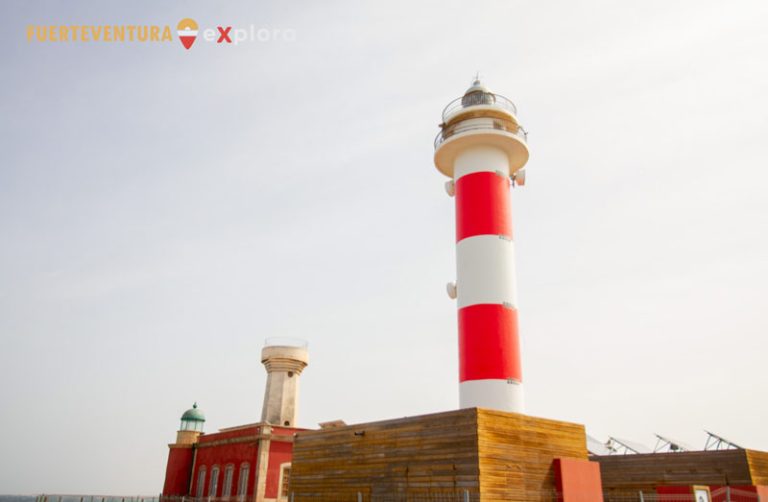 La torre principale di Faro del Toston sulla costa di El Cotillo