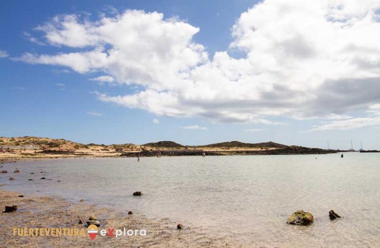 Le acque della spiaggia di La Concha sull'isola di Lobos