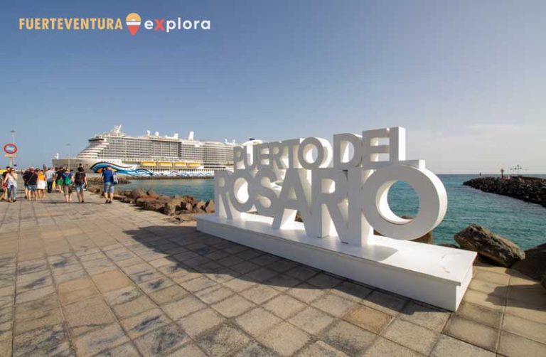 L'insegna di Puerto del Rosario sulla passeggiata a mare