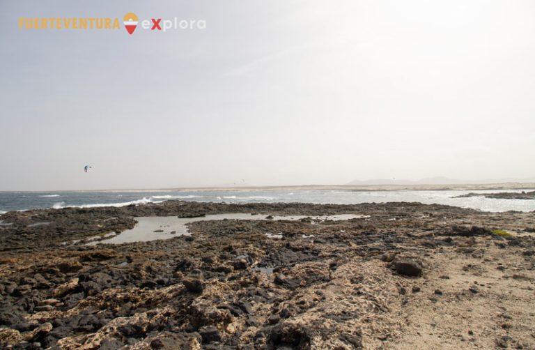 Litoral de Faro del Tostón con playa de arena fina enfrente