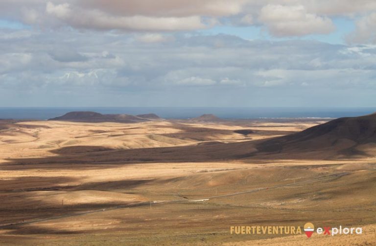 Llanuras con colores de Fuerteventura desde Mirador de Vallebrón