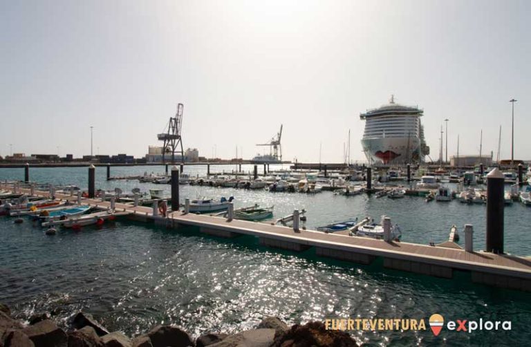 Marina di Puerto del Rosario con nave da crociera in banchina