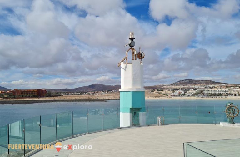 Mirador con pequeño faro hacia Caleta de Fuste en Puerto Deportivo Castillo