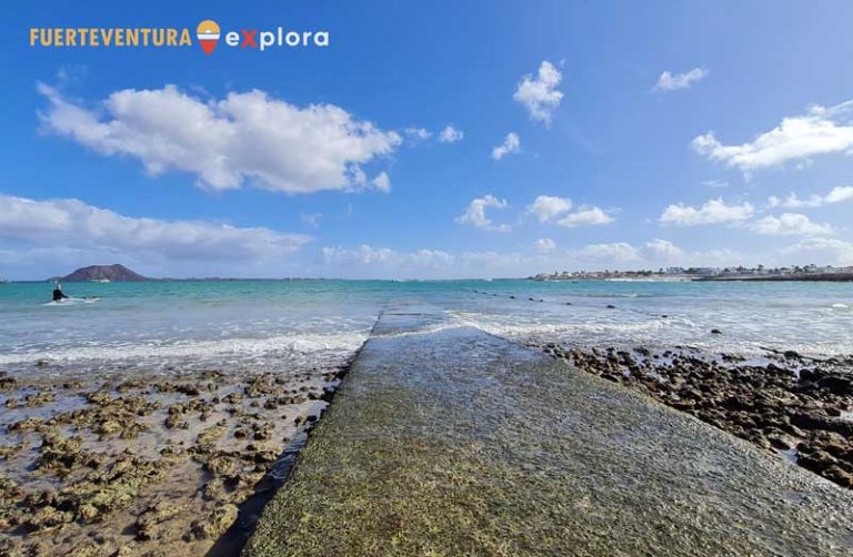 Molo con l'Islote de Lobos all'orizzonte a Corralejo