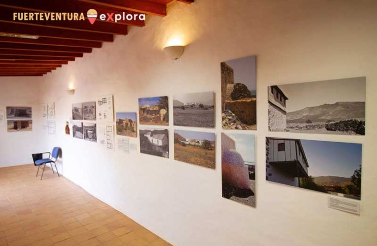 Mostra di immagini nella sala espositiva dell'Ecomuseo La Alcogida